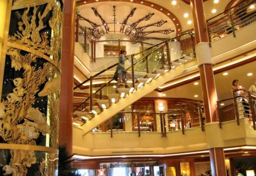 El Atrium es el auténtico corazón del barco